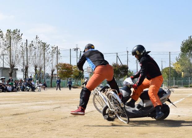 自転車とバイクが衝突するところ