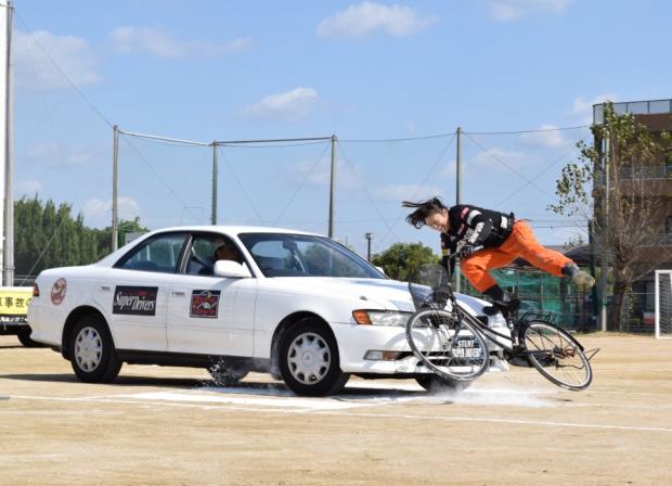 自転車と車が衝突するところ