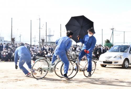 （自転車同士の正面衝突事故の実演）