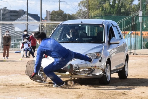 （自動車と自転車の衝突事故の実演）