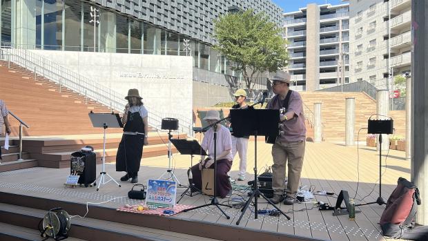 r8統一キャンペーンみんなのステージバンド演奏画像