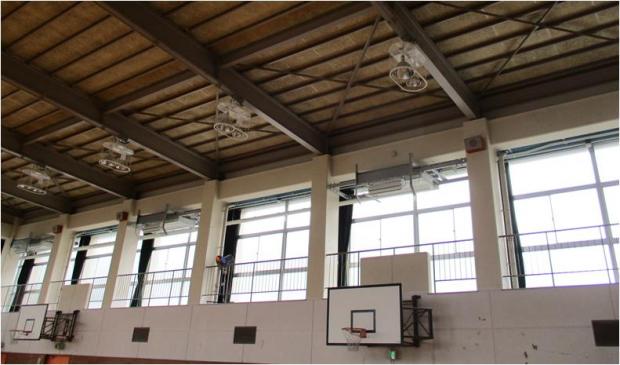 箕面小学校天井吊型エアコン全体写真