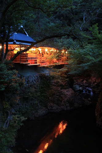 夜の箕面川床の風景