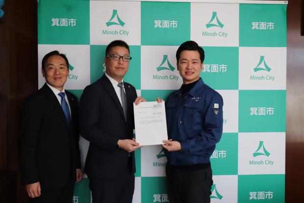 (写真)公共交通特別委員会提言提出