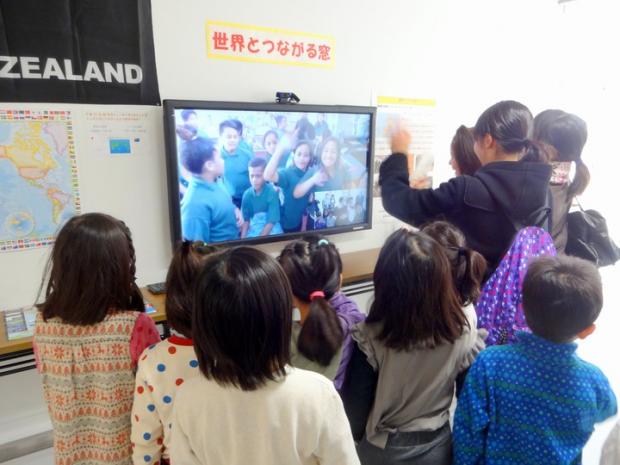 写真：彩都の丘学園スカイプ交流