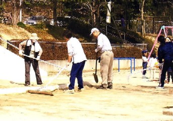 公園清掃の様子