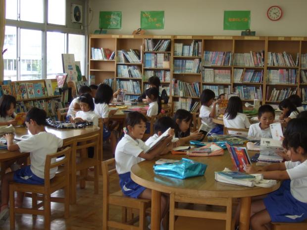 中小学校4年生の学校図書館の利用風景