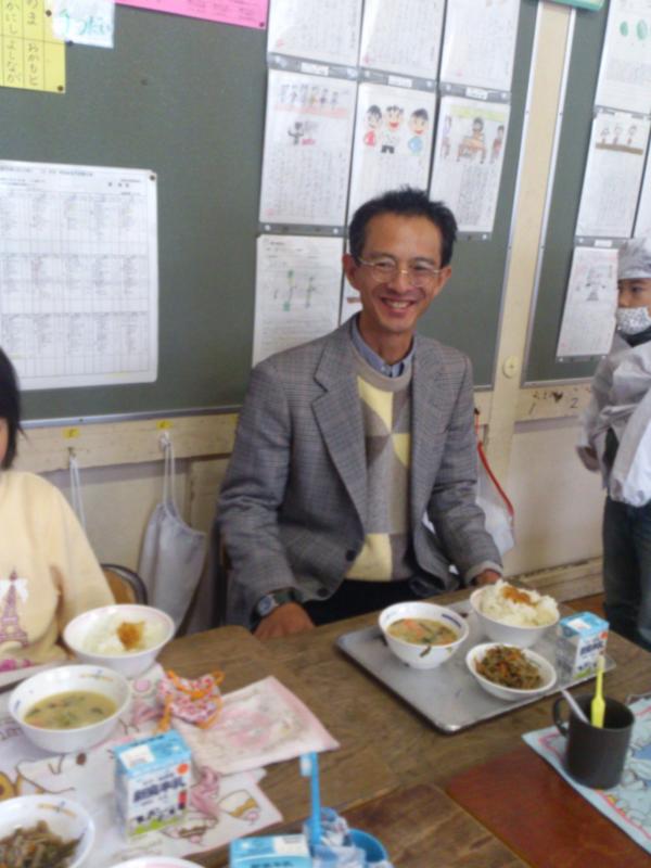 ビジット後に給食を食べる渡辺鉄太さん