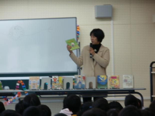 東小学校での富安陽子さん