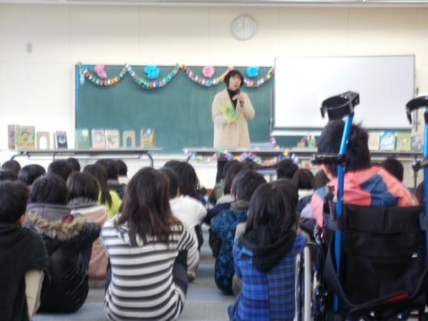 東小学校集会室での富安陽子さん