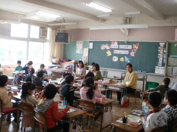 北小学校給食タイムの村上しいこさん