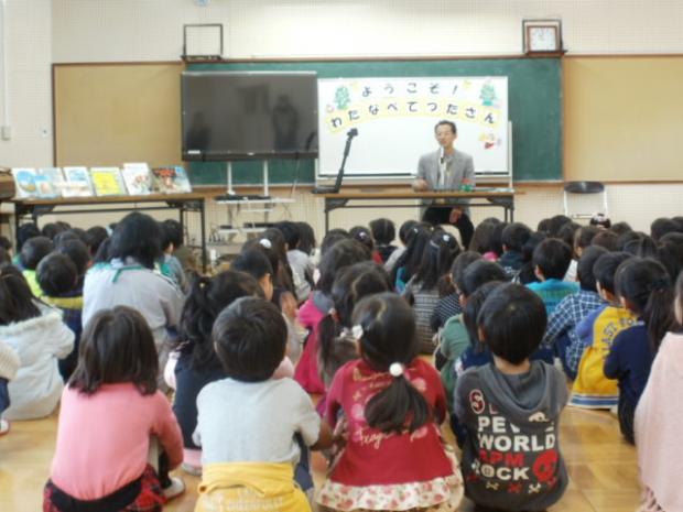 オーサービジットで渡辺鉄太さんのお話をきく子どもたち