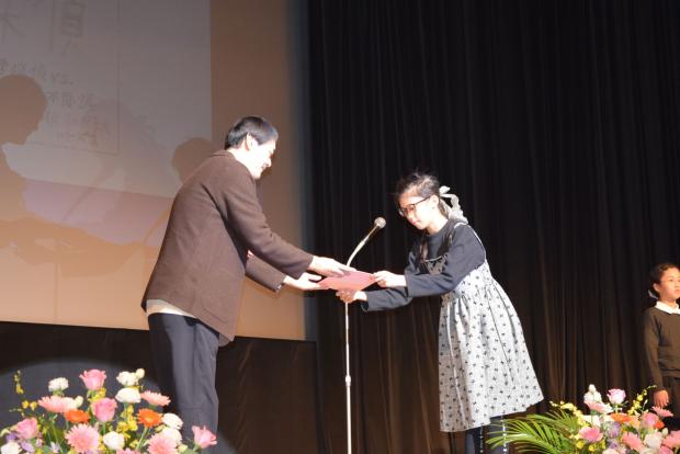 佐東さん手紙贈呈の様子