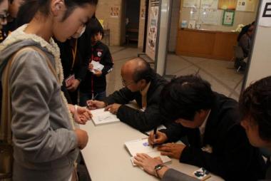 日暮さん青山さんサイン会の様子