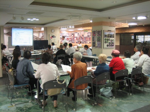 箕面駅周辺整備計画の説明を聞く様子