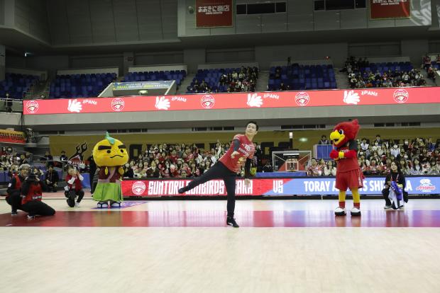 市長始球式サーブ