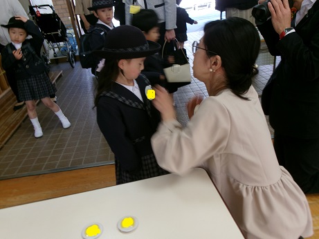 名札をつけます