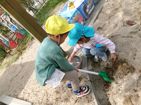砂場で山作り