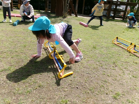 年長チャレンジタイムくま歩きでこえる