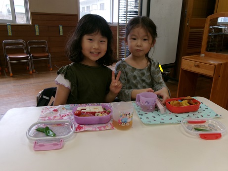 友だちと一緒に食べる