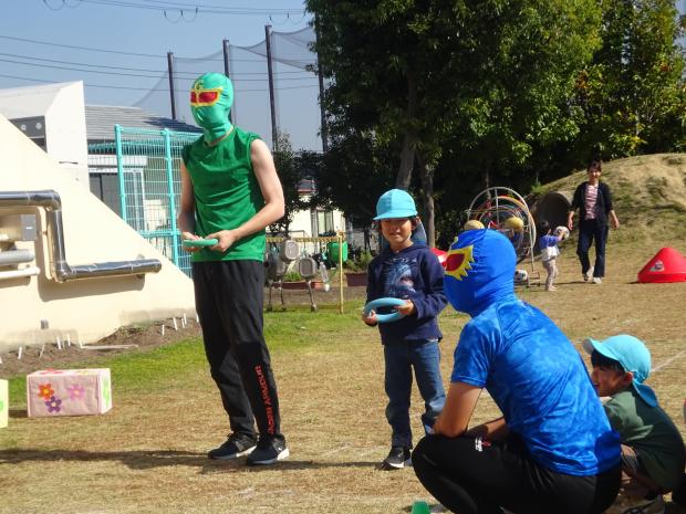 マッスルマンとリレーをするところ