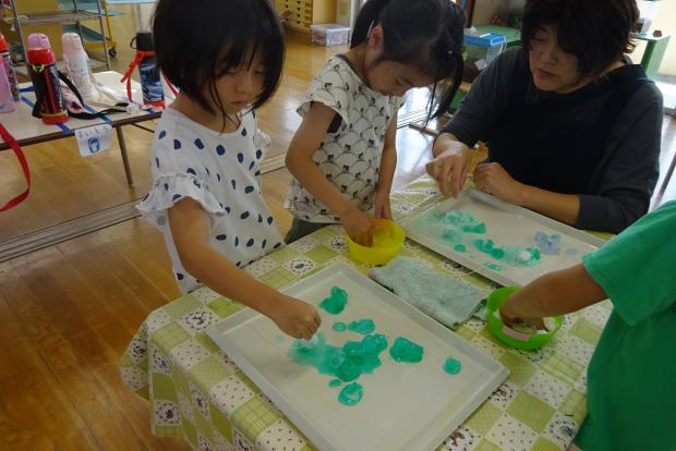 年長児が氷つりをしているところ