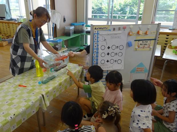 年長児が色水実験をしているところ