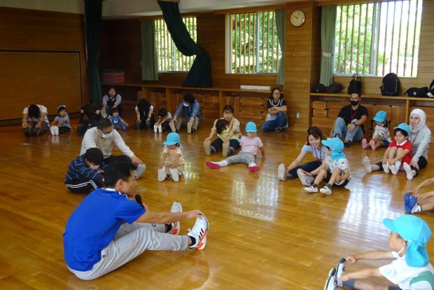 親子で運動遊びをしているところ