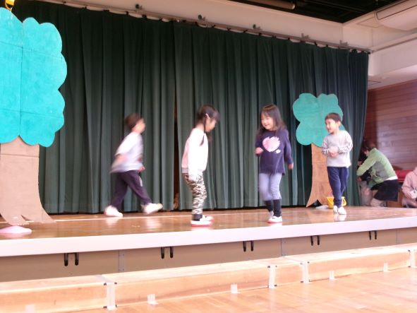 4歳児が舞台で劇の練習をしているところ