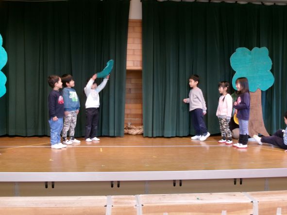 4歳児が舞台で劇の練習をしているところ