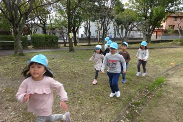 5歳児が走っているところ