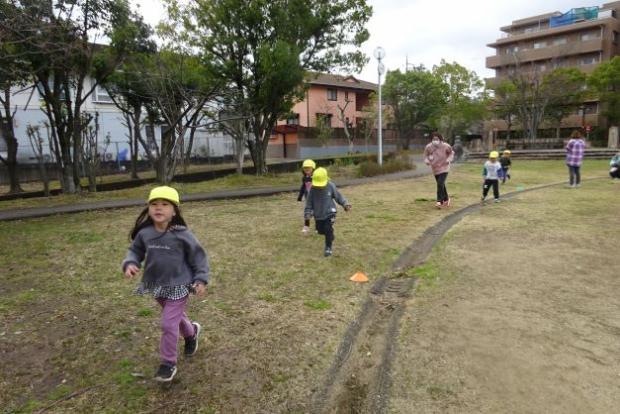 4歳児が走っているところ