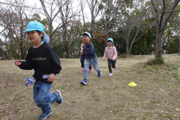 5歳児が走っているところ