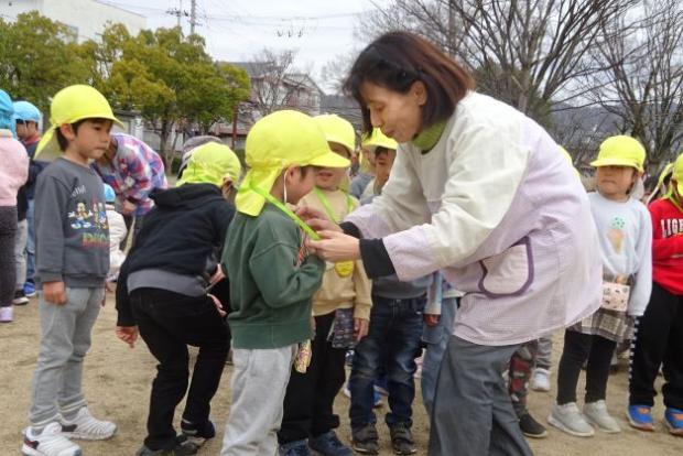 園長先生からメダルを受け取っているところ