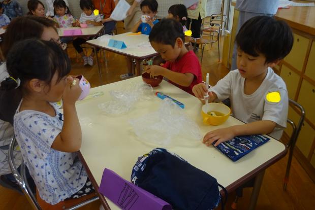 出来た味噌汁を食べているところ