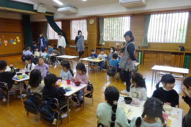 遊戯室でみんなでお弁当を食べているところ