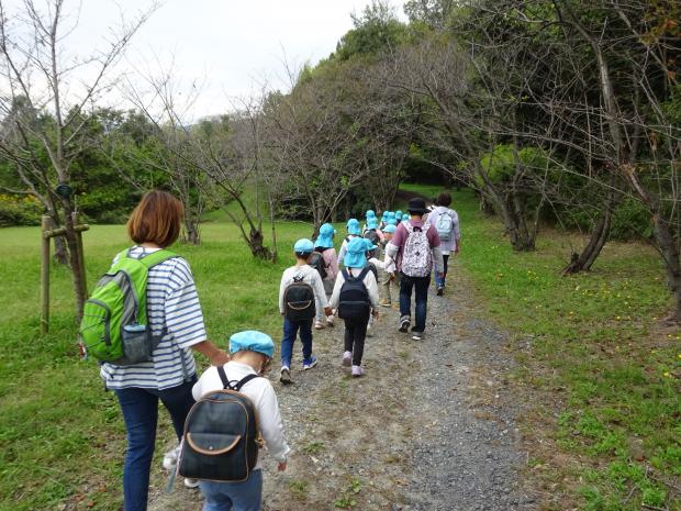 公園を歩いているところ