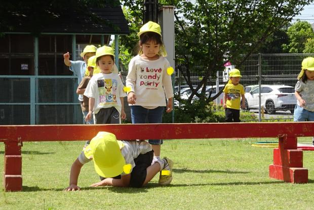 平均台をくぐっているところ