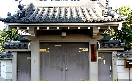 萳